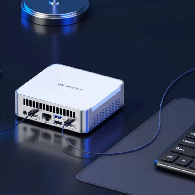 GEEKOM XT13 Pro Mini PC sobre la mesa